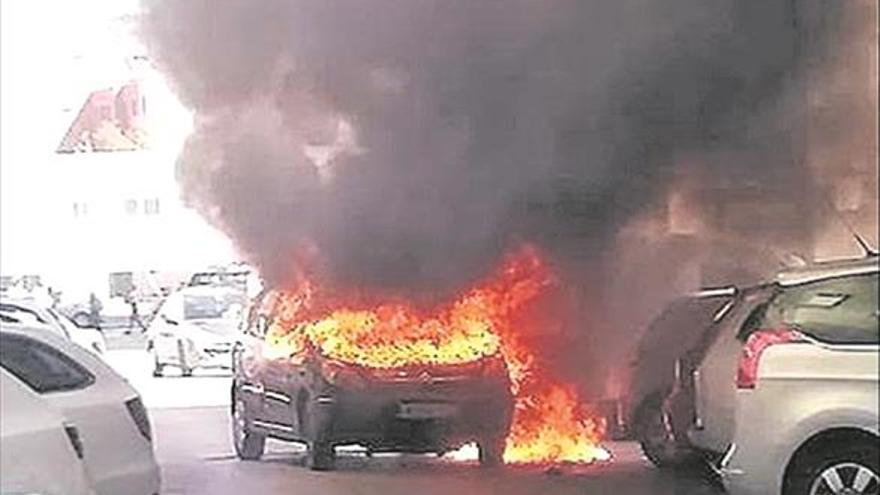 Un incendio calcina un coche en Castellón y afecta a otros cuatro