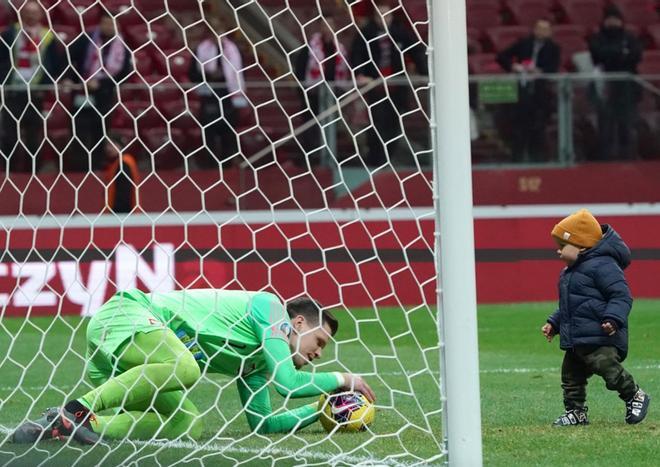 El portero polaco Wojciech Szczesny  y su hijo Liam juegan tras el partido del clasificación para la Eurocopa 2020entre Polonia y Eslovenia en el Estadio Nacional en Varsovia, Polonia.