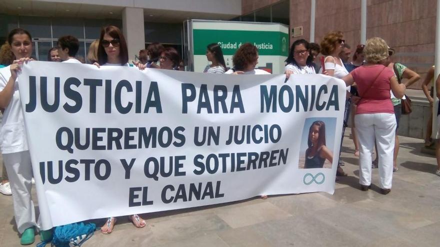 Protesta en la puerta de la Ciudad de la Justicia.