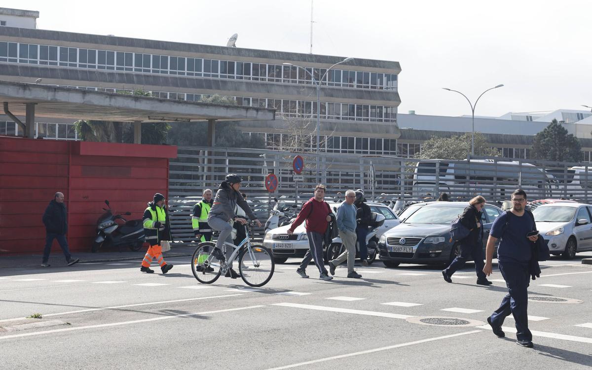Cambio de turno de los trabajadores de Stellantis Vigo en la factoría de Balaídos.