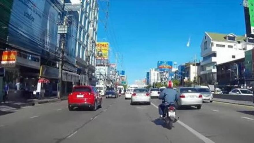 Una espectacular bola de fuego atraviesa el cielo de Bangkok