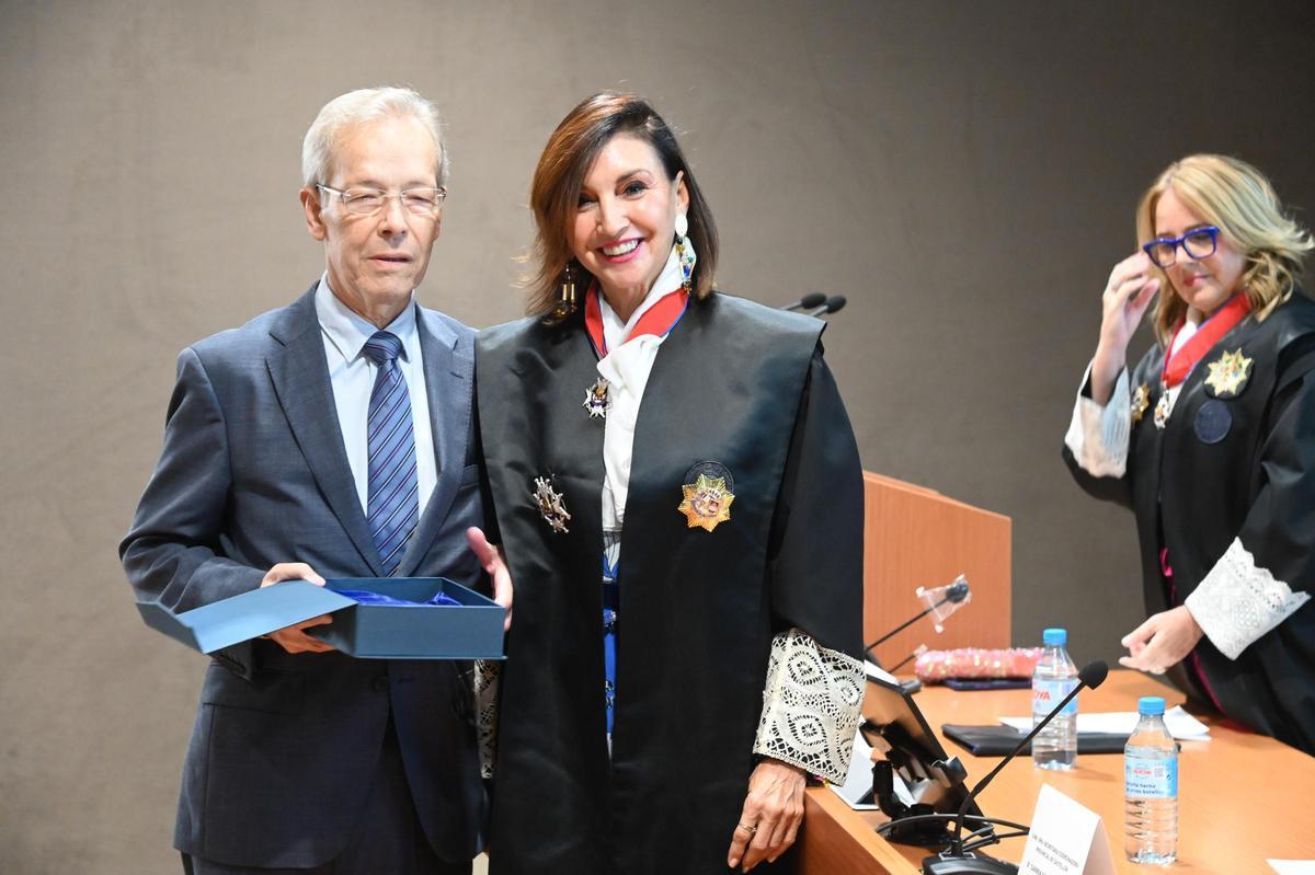 El expresidente de la Audiencia, José Manuel Marco, recibió el reconocimiento como colegiado de honor. En la imagen con la decana del colegio, Carmen Rubio.