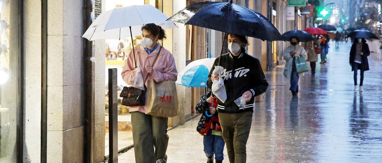 Los comercios, abiertos ayer pasadas las 18.00 horas en la céntrica calle Príncipe. / Marta G. Brea