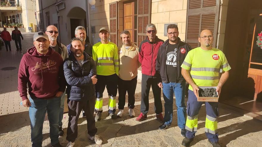 UGT entrega carbón al ayuntamiento de Son Servera por la huelga de basuras