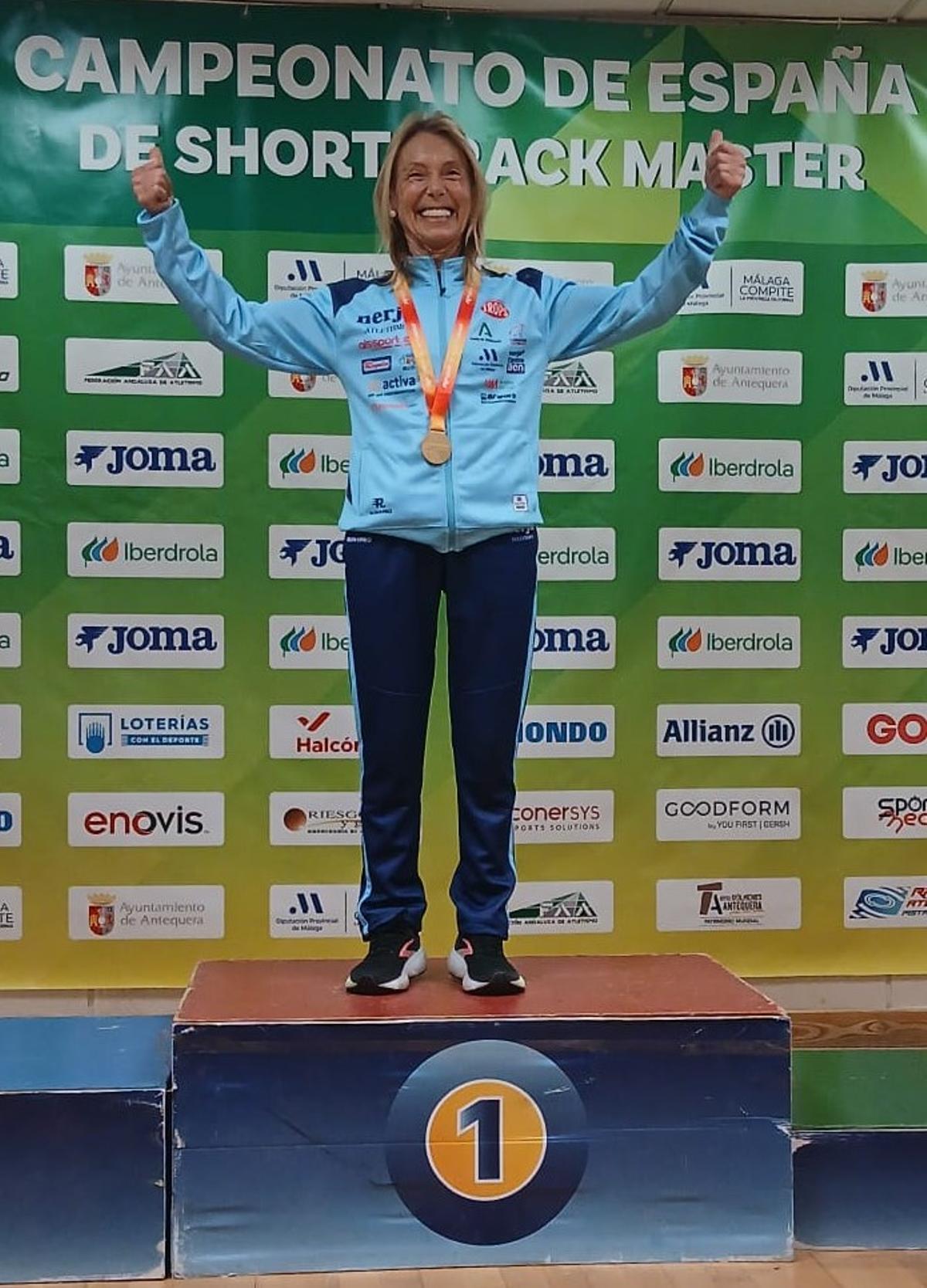 María Josefa Sánchez celebrando so triunfo en lo alto del podio.