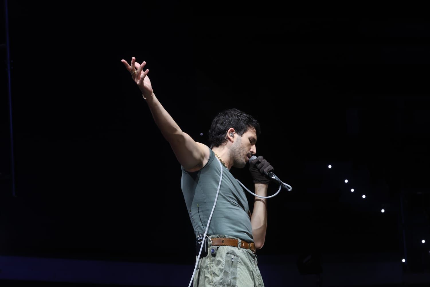 Sebastián Yatra se funde con el público y sus 'Tacones Rojos' pone en pie al Roig Arena