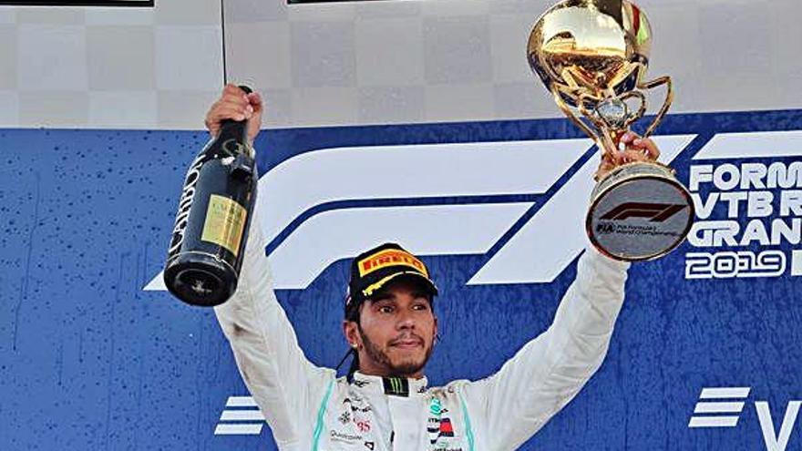 Hamilton celebra la victòria al podi del circuit de Sotxi.