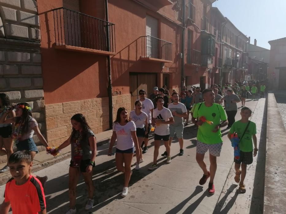 Animado desfile de peñas de Toro.