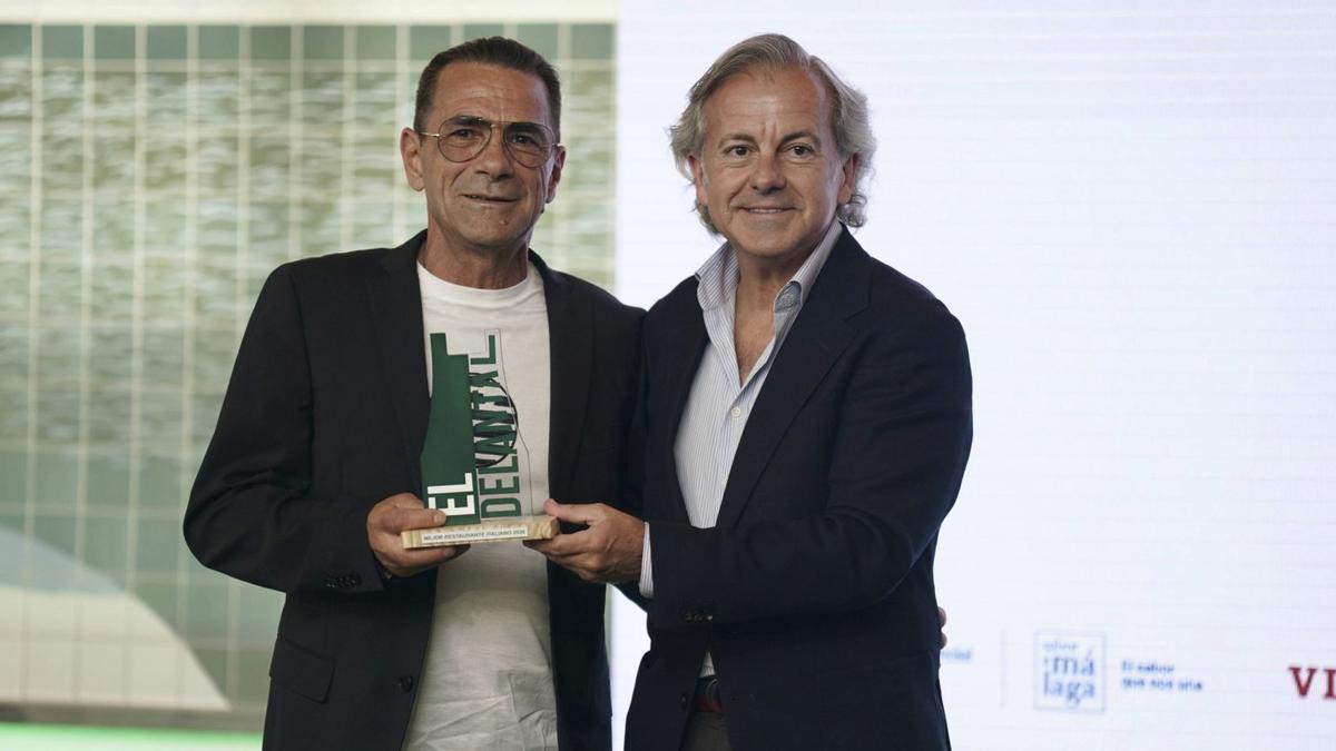 Manuel Tornay, presidente de la Academia Gastronómica de Málaga, entregó el premio al mejor restaurante italiano a Silvio Regas, chef de Mia’s Pizzorante.