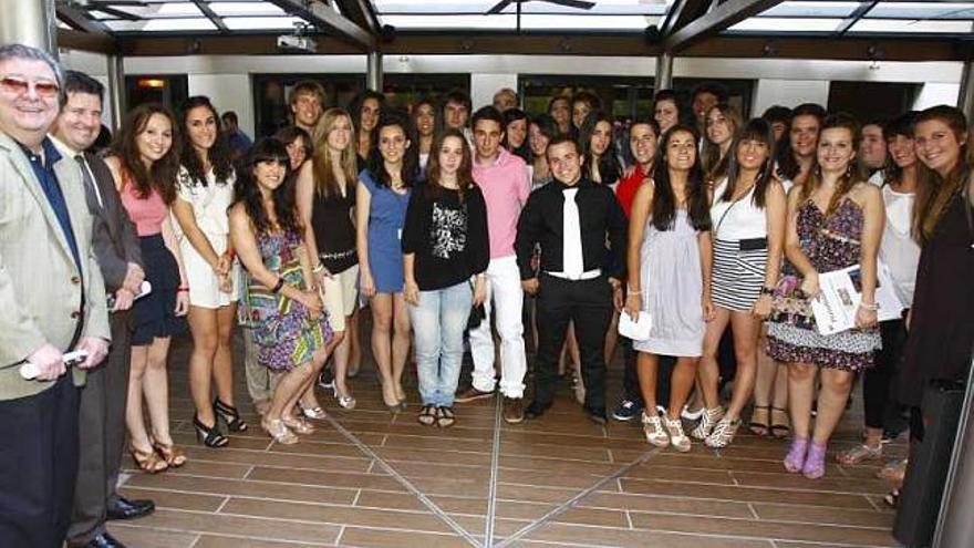 Los alumnos junto al delegado del Consell en Alicante, José Císcar.