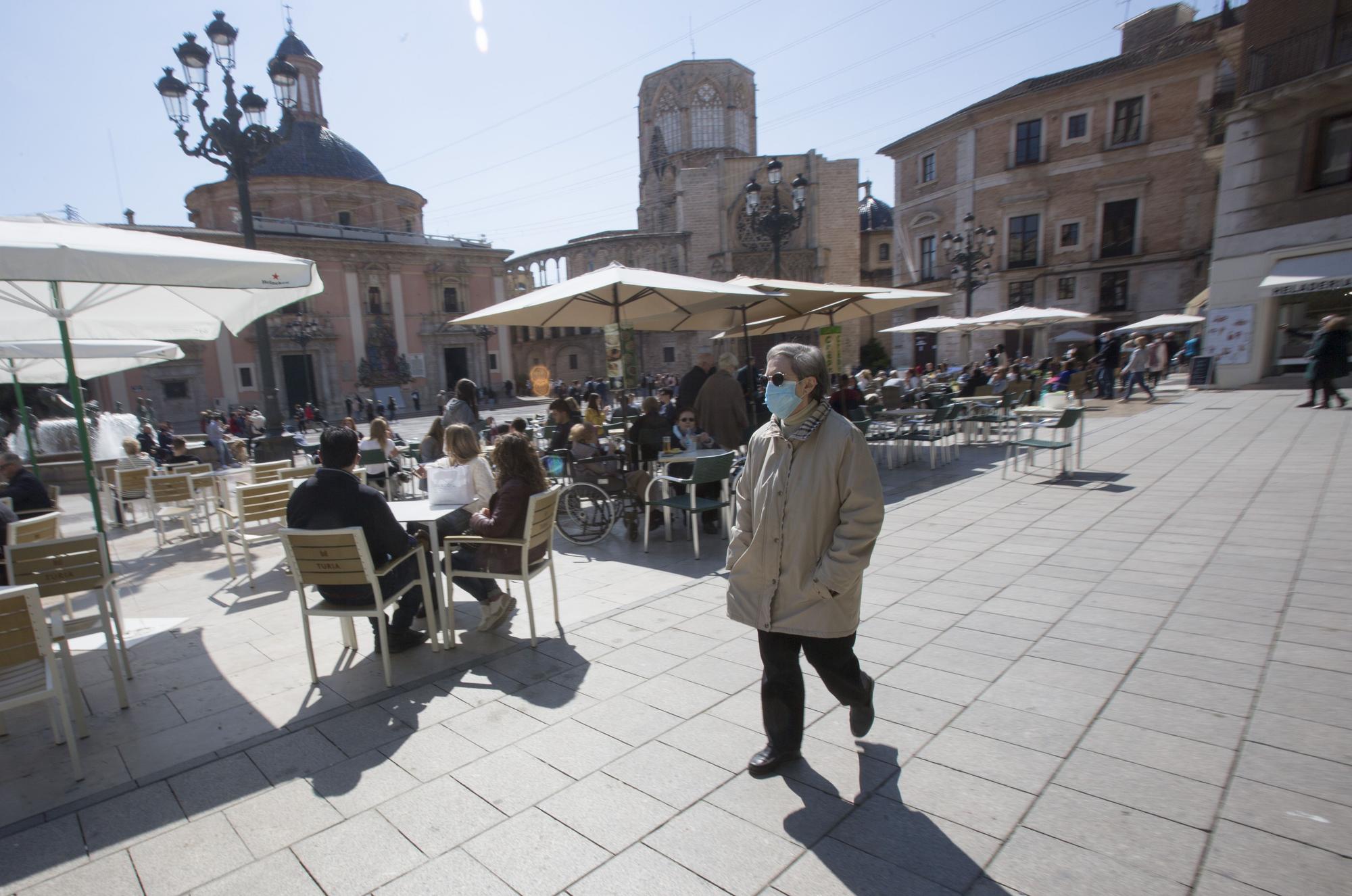 El sol y las buenas temperaturas abarrotan València