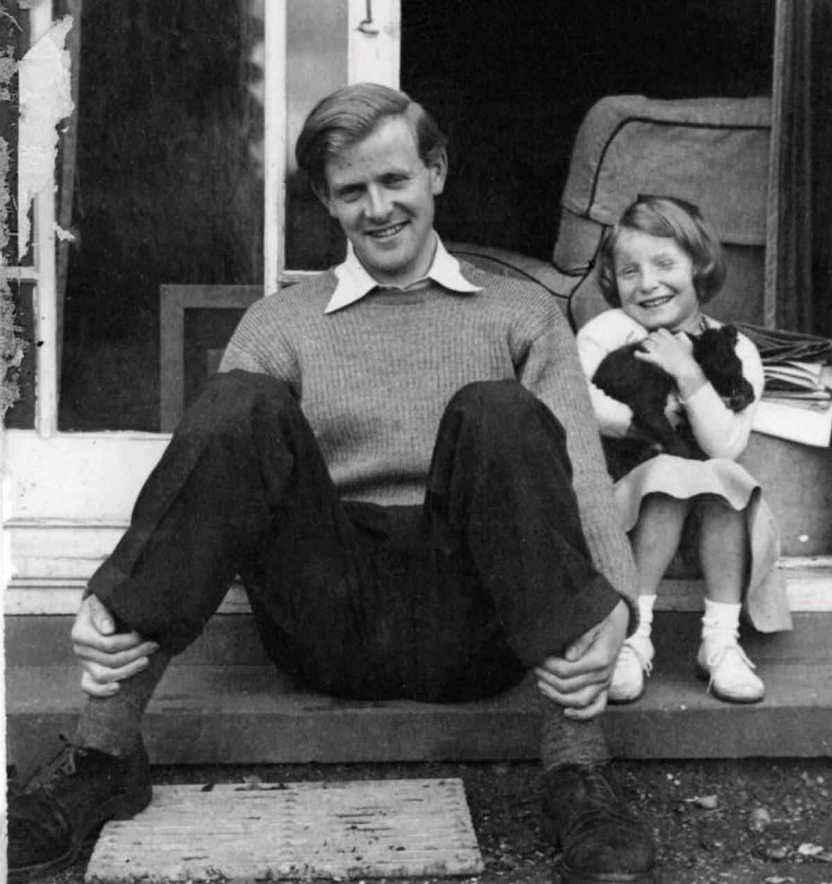 John le Carré y su media hermana Charlotte Cornwell en 1956.