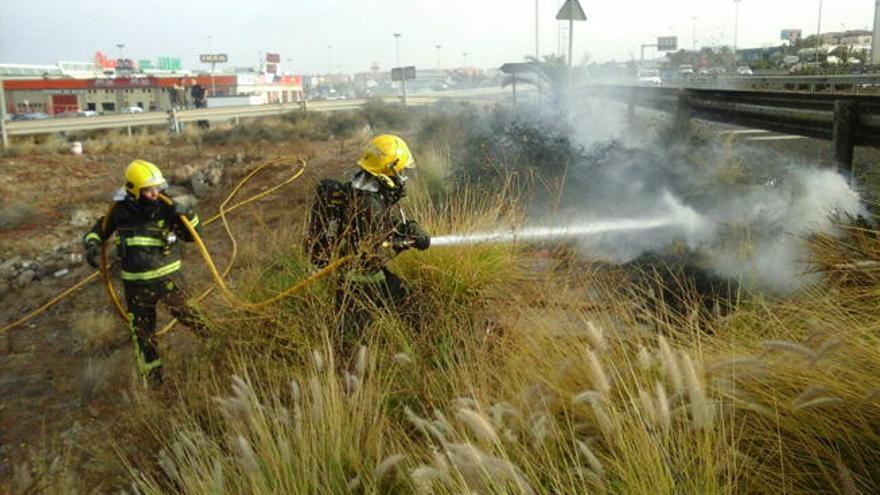 Una densa humareda causa problemas en la carretera del Sur