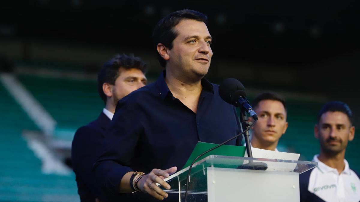 José María Bellido durante la presentación de las equipaciones.