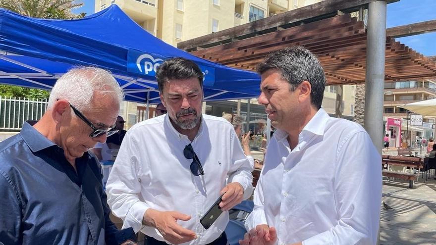 Visita de Mazón a la carpa informativa sobre la propuesta fiscal del PPCV, en la playa de San Juan (Alicante)