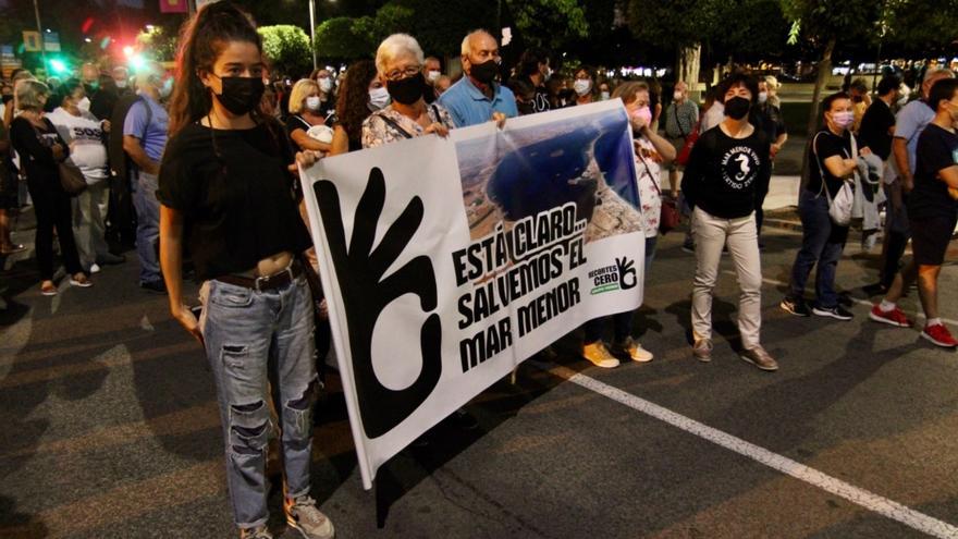 Miles de murcianos recorren Murcia para protestar por el Mar Menor