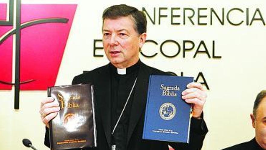 Juan Antonio Martínez Camino, durante la presentación de la Biblia.