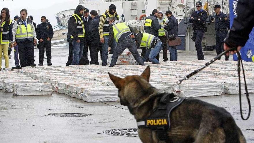 Alijo de cocaína intervenido por el buque de operaciones especiales de Aduanas &#039;Petrel&#039;.