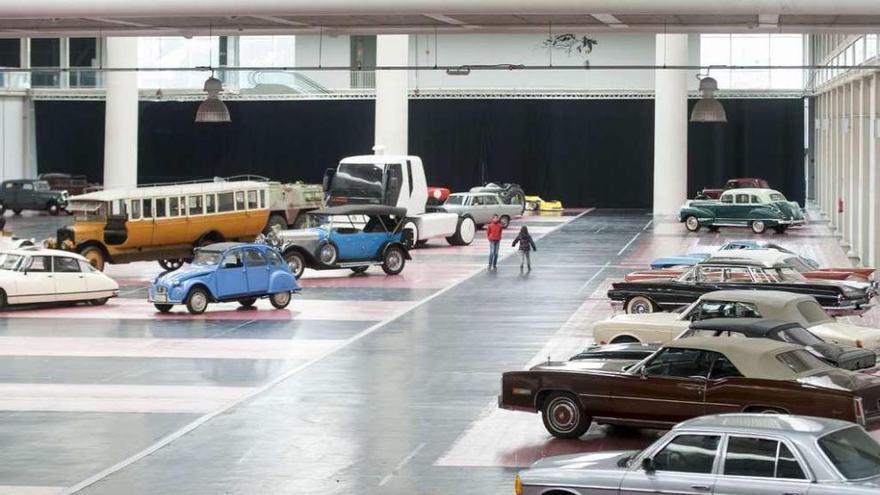 Automóviles antiguos en la muestra de Expocoruña a comienzos de 2015.