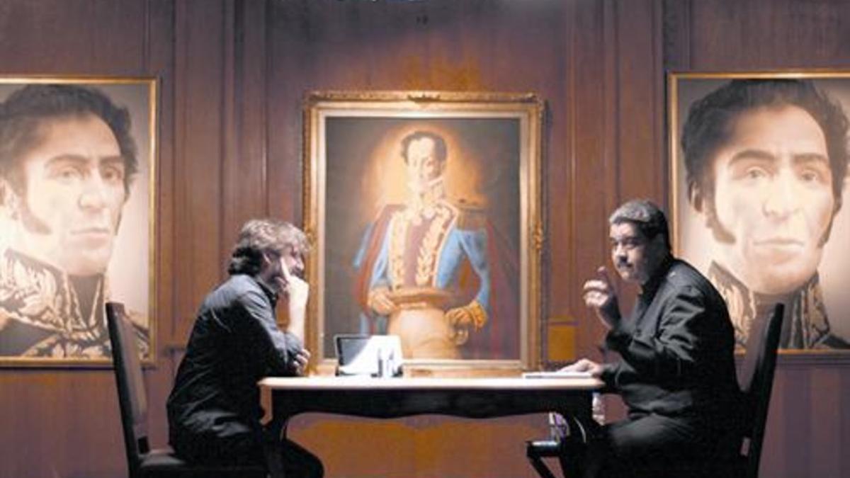 Jordi Évole y Nicolás Maduro, en un momento de la entrevista de 'Salvados, en el Palacio de Miraflores y presidida por retratos de Simón Bolívar.