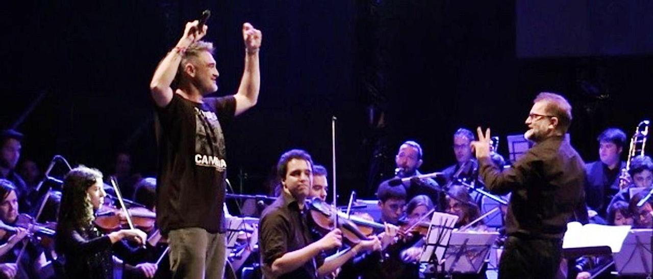 Por la izquierda, el cantante “Kase.O” y Manuel Paz, con la Orquesta de Cámara de Siero, en una imagen de archivo, durante un concierto. | R. A. I.