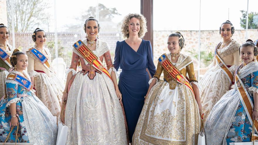 Las Falleras Mayores y sus Cortes de Honor reciben sus mantillas Santos Textil