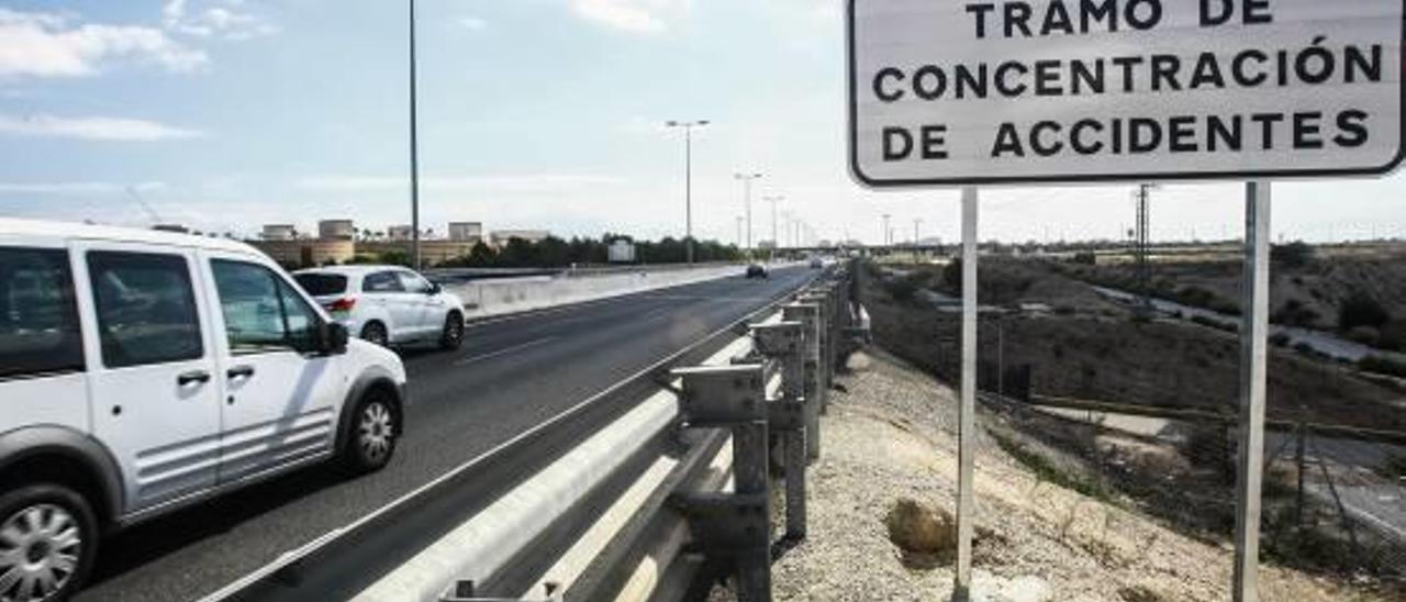 Rótulo identificador de un tramo de concentración de accidentes junto a la Universidad de Alicante.