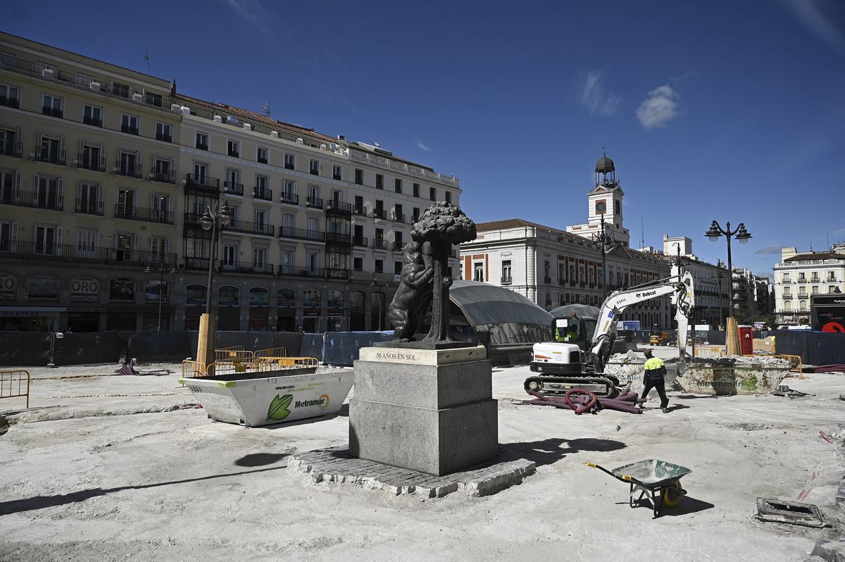 "La nueva plaza de la Puerta del Sol, un lugar poco acogedor y sin nada de vida" "La nueva plaza de la Puerta del Sol, un lugar poco acogedor y sin nada de vida"