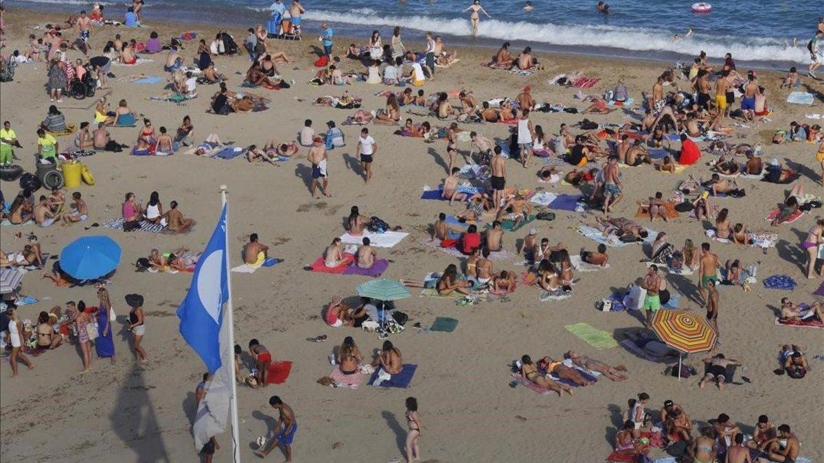 España lucirá 589 banderas azules este verano, 23 más que el año pasado