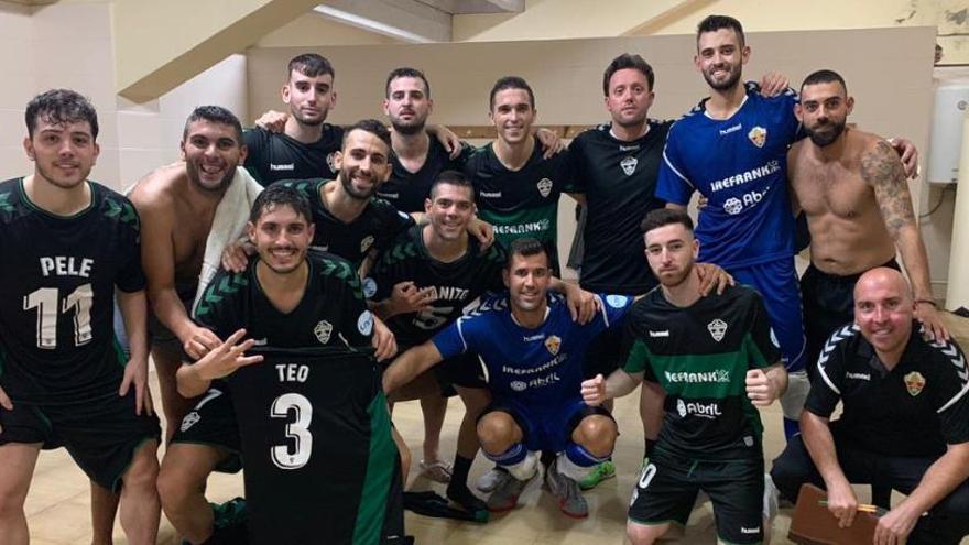 Los jugadores del Irefrank Elche celebran la victoria en Alzira