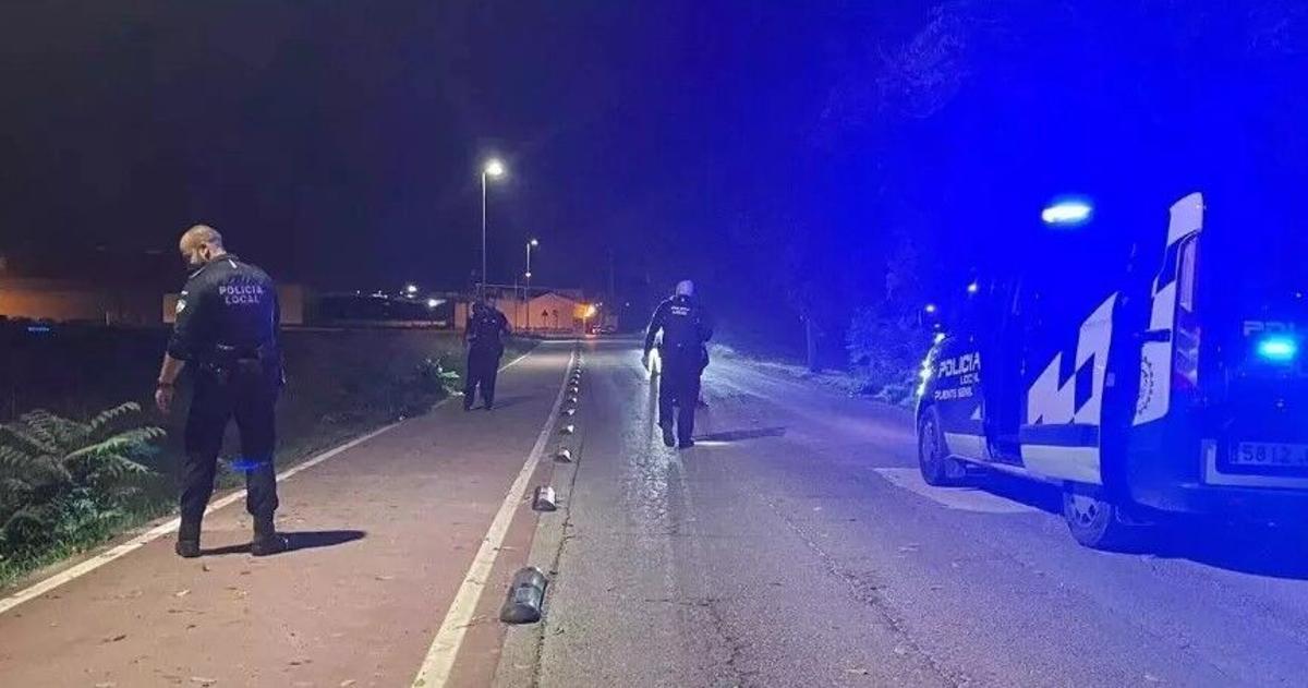 La Policía Local inspecciona el lugar del atropello en Puente Genil.