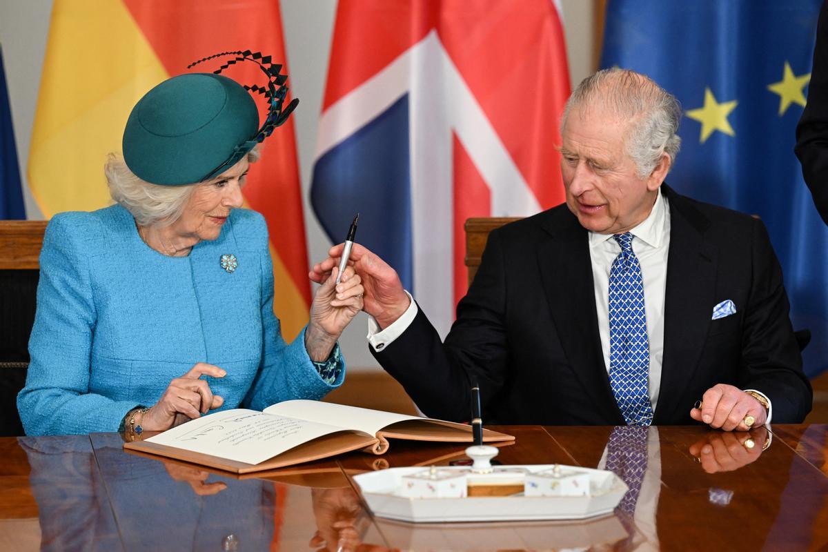 El rey Carlos III y Camilla Queen Consort firman el Libro Dorado mientras visitan Schloss Bellevue y asisten a una reunión con el presidente federal Steinmeier, Berlín.