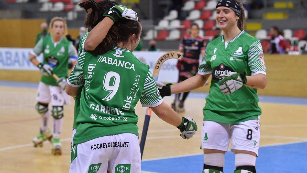 María Sanjurjo celebra un gol con Alba Garrote, de espalda.