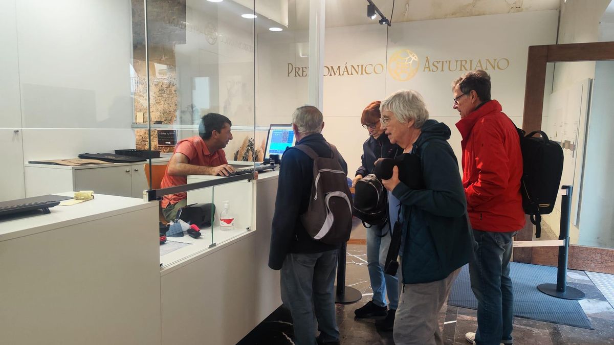 Roberto Carneado atiende a un grupo de visitantes franceses, ayer, en Valdediós.