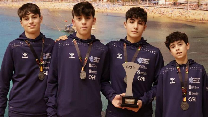 Los infantiles del Balonmán Lalín posan con las medallas y el trofeo conseguidos en el CESA 2023. |