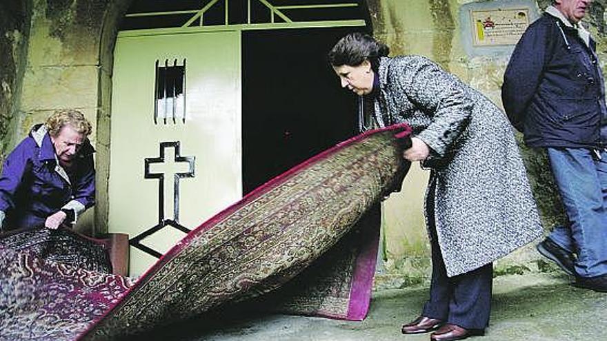 Por la izquierda, Rosa González, Dolores Suárez y José Díaz, en la ermita de La Consolación.