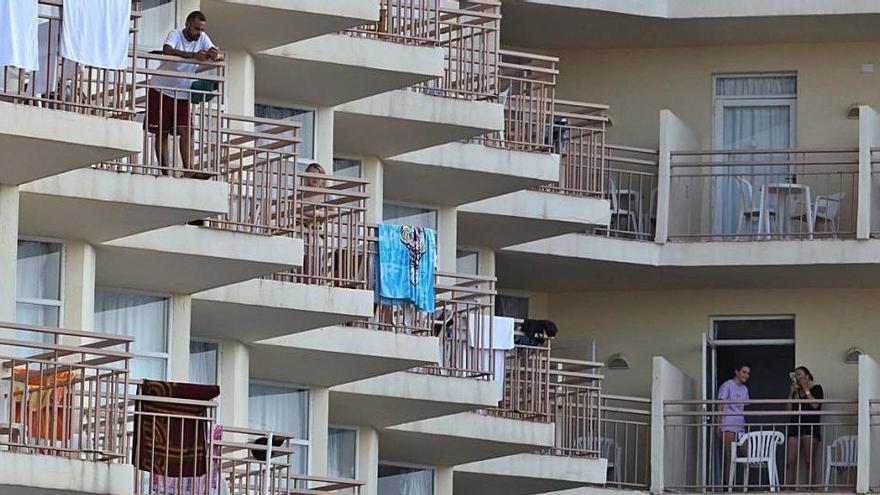 Turistas en los balcones de un hotel de Sant Antoni.