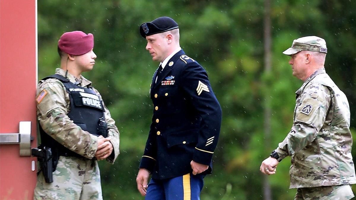 El sargento Bergdahl es conducido al tribunal militar en Carolina del Norte, este lunes.