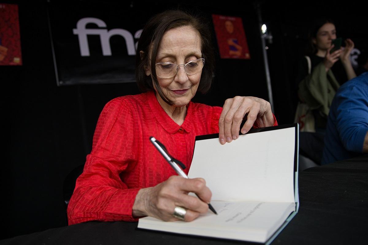 La actriz Carme Elias firma ejemplares de su libro ’Cuando ya no sea yo’ en la celebración del Día Internacional del Libro, a 23 de abril de 2023, en Barcelona