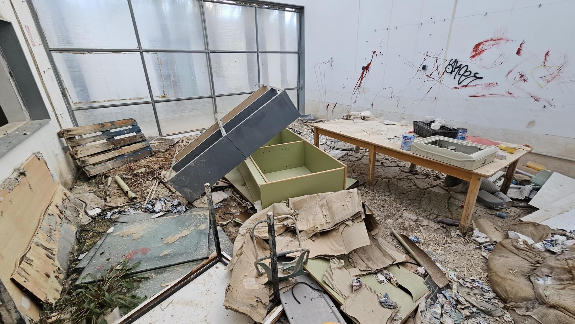 El edificio que acogió el Centro Oriol sucumbe al abandono y los saqueos, en una imagen tomada este miércoles.