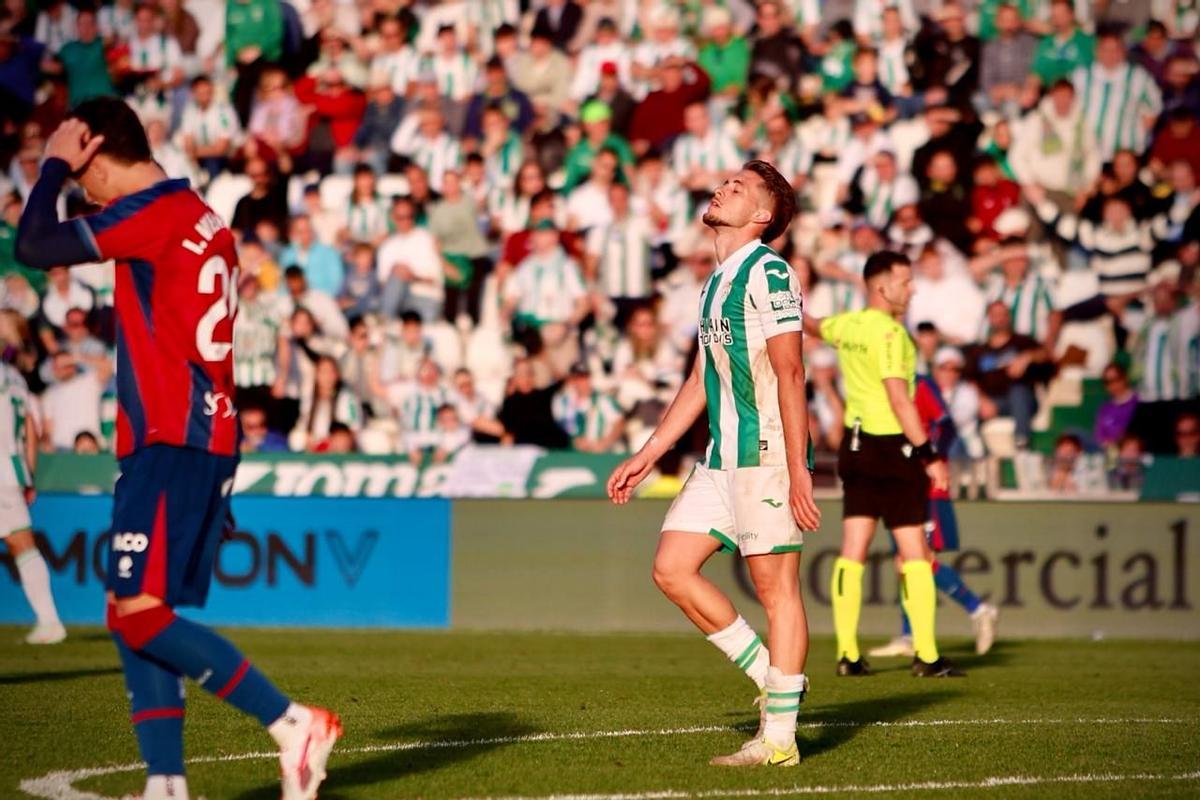 Isma Ruiz se lamenta tras un lance del Córdoba CF-Huesca en El Arcángel.
