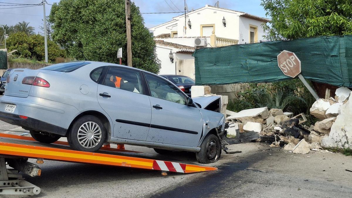 El coche ha derribado un tramo del muro de la parcela de un chalé