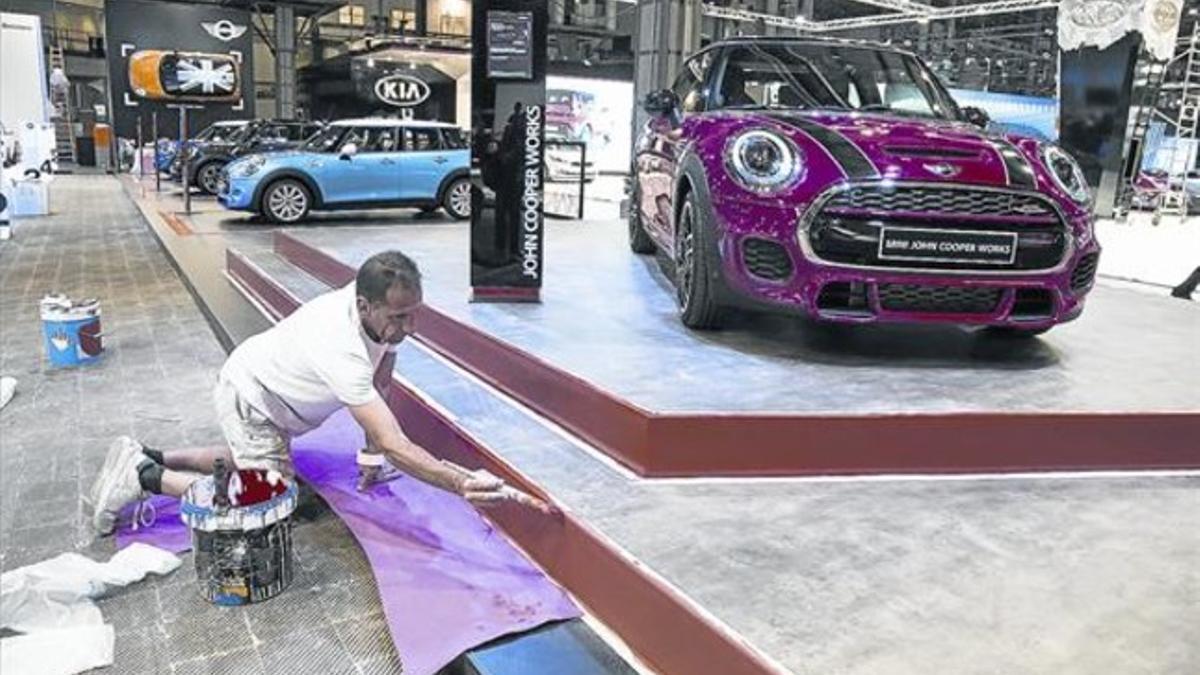 Preparativos en el estand de la marca Mini en el Salón del Automóvil de Barcelona el día antes de la apertura de la muestra a la prensa y profesionales del sector.