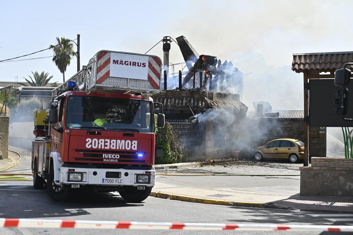 En imágenes | Un incendio calcina el restaurante La Junquera de Zaragoza