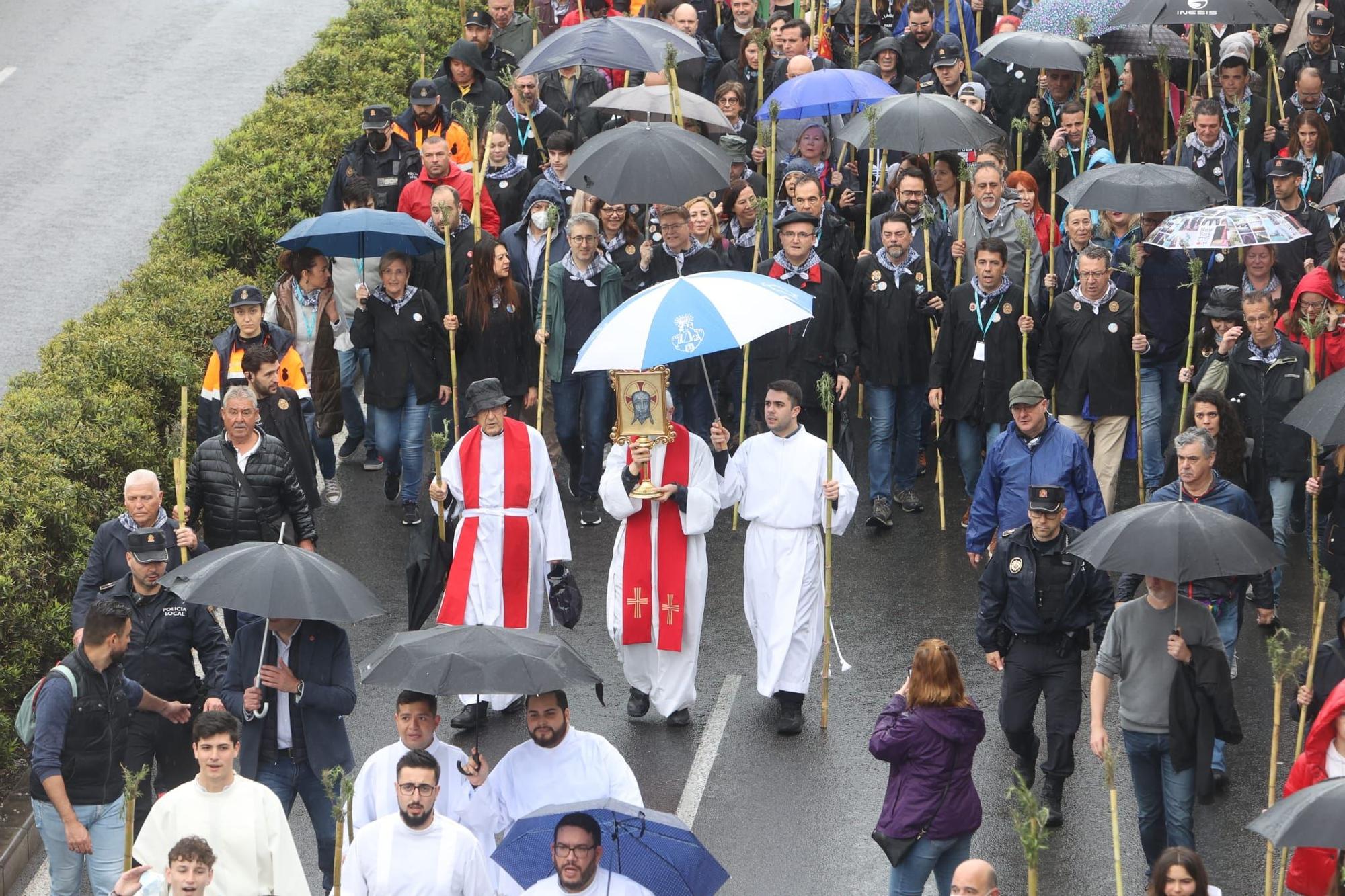 Miles de alicantinos acompañan a la Santa Faz en su peregrinación pese a la lluvia