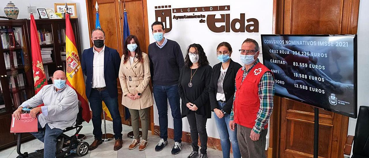 El alcalde de Elda y la edil del área, con los representantes de Cruz Roja, Fesord, Amfi y Cáritas. |