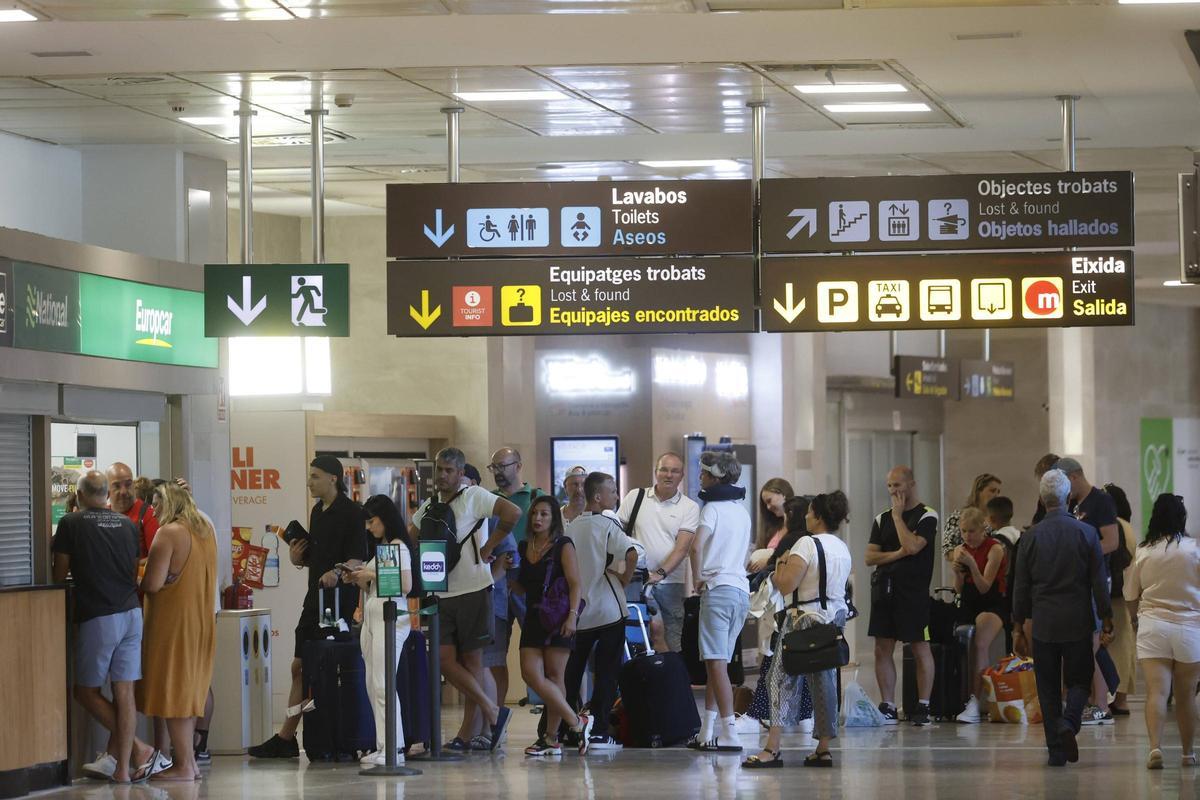 Pasajeros en el aeropuerto de Valencia, en una imagen de archivo.