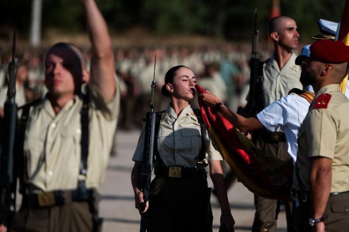 Emoción y orgullo en la jura de bandera de 1.514 alumnos del Cefot de Cáceres