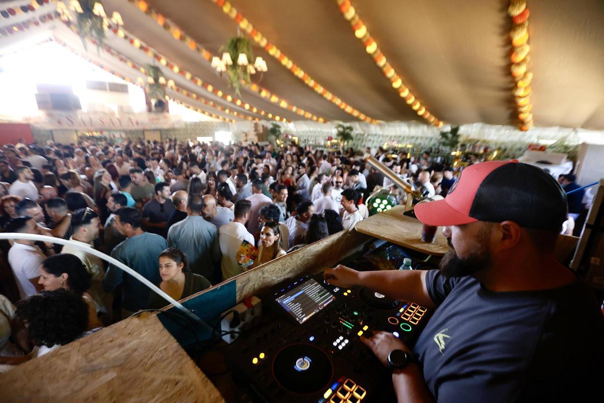 La música, el tardeo y el calor protagonizan el ecuador de la feria
