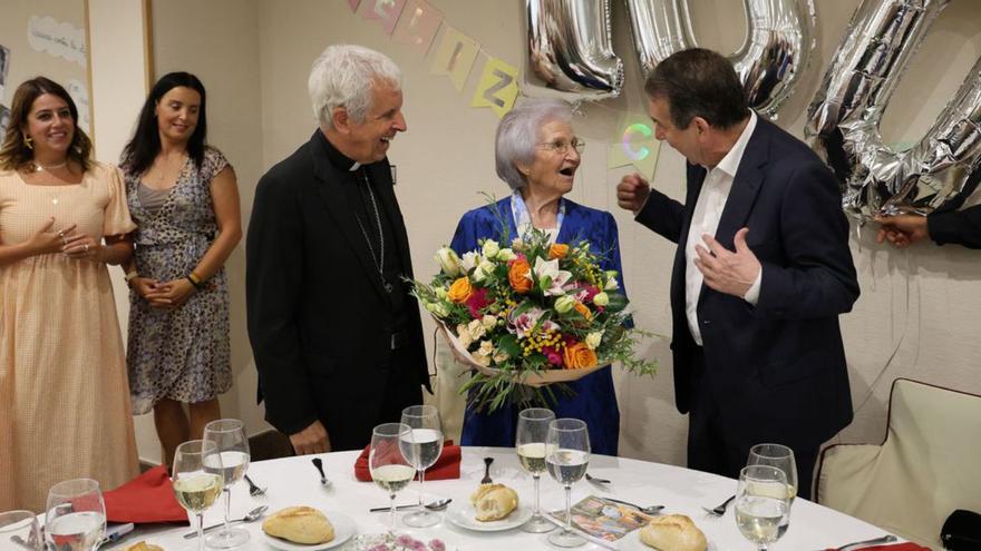 La religiosa recibió un ramo de flores de la mano del alcalde, Abel Caballero,  y el obispo Luis Quinteiro.    | // JOSÉ LORES